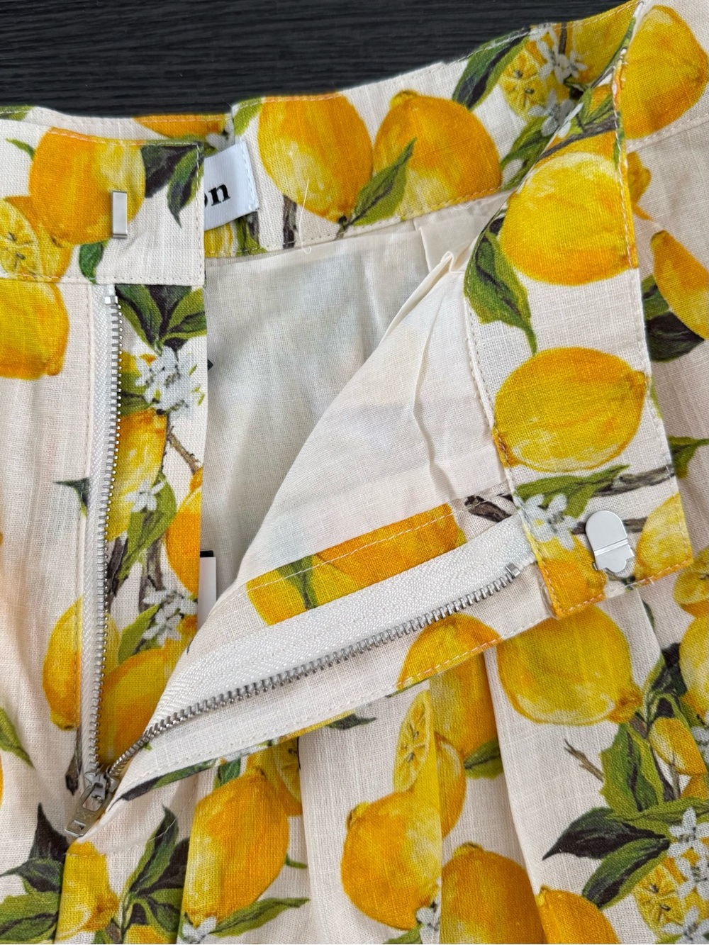 En Saison Pleated Shorts - Picture 7 of 8